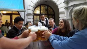¿Beber más de 8 copas a la semana puede arruinar tu cerebro? Descubre la inquietante verdad detrás del alcohol. | VinylStation Radio