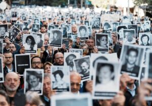 El giro judicial que permite juzgar a los prófugos de la AMIA | VinylStation Radio