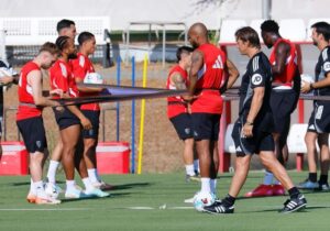 El plan de Almeyda empieza con un Sevilla agotado