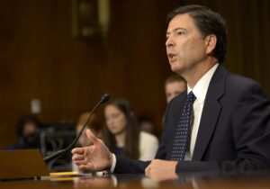 El giro inesperado que acorrala a un exdirector del FBI | VinylStation Radio