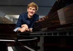 El prodigio del piano que se encontró con la música | VinylStation Radio