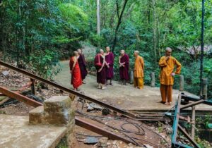El viaje final de siete monjes a su meditación | VinylStation Radio