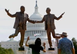 La estatua de Trump y Epstein fue demasiado lejos para el Capitolio | VinylStation Radio