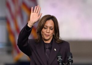 Un grito inoportuno que paralizó la presentación de Kamala Harris | VinylStation Radio