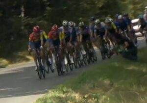 Un manifestante irrumpe en La Vuelta pero la caída la provoca un detalle inesperado | VinylStation Radio