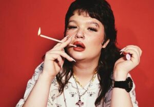 El duro mensaje de Lola Young tras su desmayo en pleno concierto | VinylStation Radio