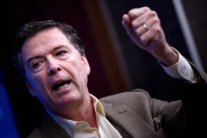 El exdirector del FBI se declara inocente en un caso con sombras políticas