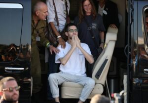 Lo que le obligaron a cavar no fue su tumba | VinylStation Radio