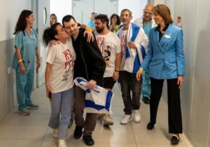 Lo que les espera a los rehenes tras volver a casa | VinylStation Radio