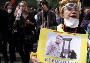 Macron y la bomba de la guillotina política