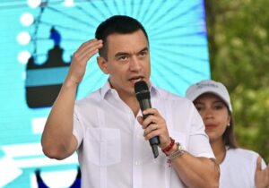 Noboa da un paso inesperado en la crisis de Ecuador | VinylStation Radio