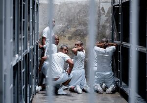 El horror oculto tras la megacárcel de Bukele | VinylStation Radio