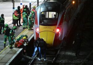 El pánico en el tren que aterró al Reino Unido: 10 heridos y dos detenidos | VinylStation Radio