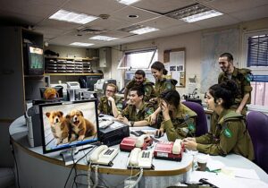 La amenaza que planea sobre la voz del ejército israelí | VinylStation Radio