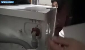 Lo que nadie quería ver en el espejo de su baño | VinylStation Radio